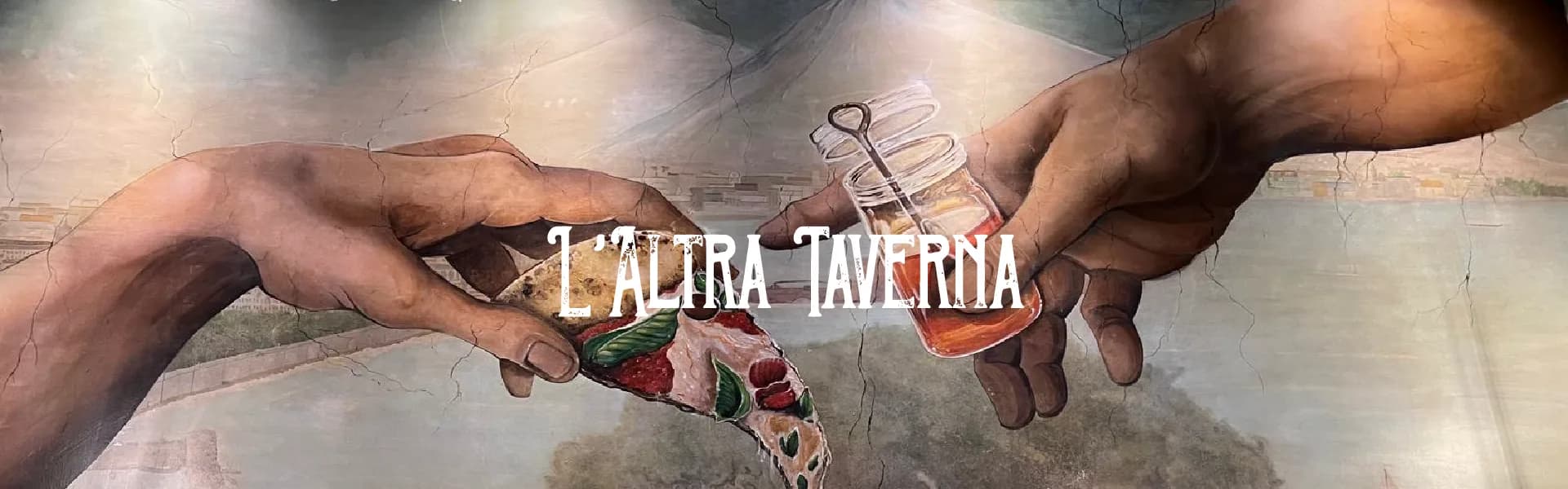 Il murale de L'Altra Taverna: due mani si scambiano una pizza napoletana davanti al Vesuvio, omaggio alla Creazione di Michelangelo