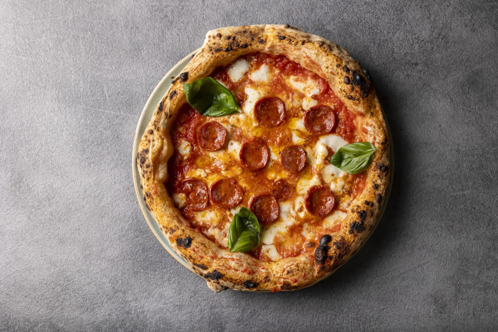 Pizza con crudo e rucola