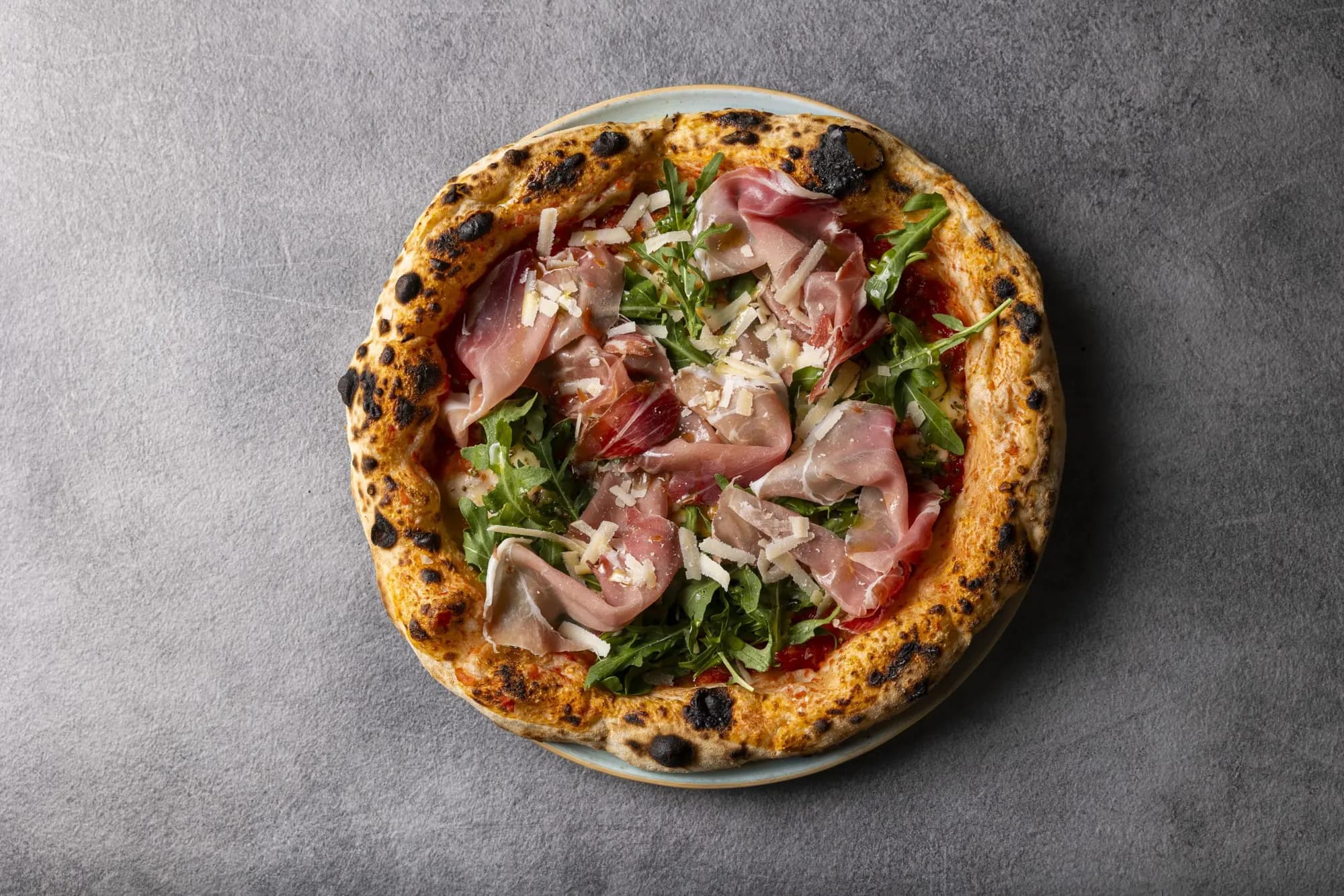 Pizza margherita con fiordilatte e basilico