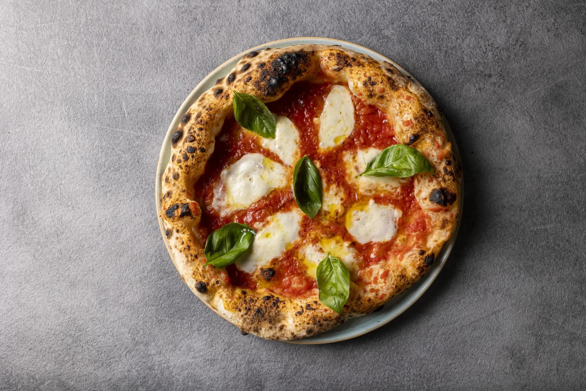 Pizza napoletana con cornicione alto