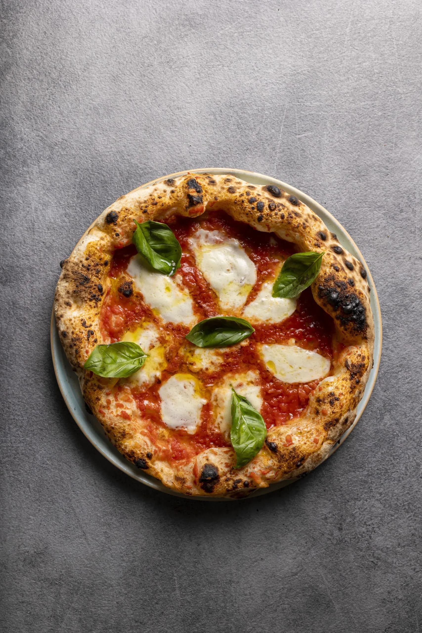 Pizza con burrata e basilico